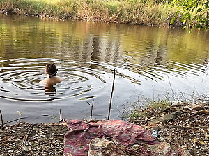 Traveling along the canal is fun, the water is beautiful and clear, and the people are lovely
